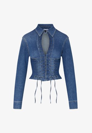 Giacca corta in denim blu con maniche lunghe, colletto, dettaglio corsetto con lacci frontale e apertura a occhiello sul petto alto.