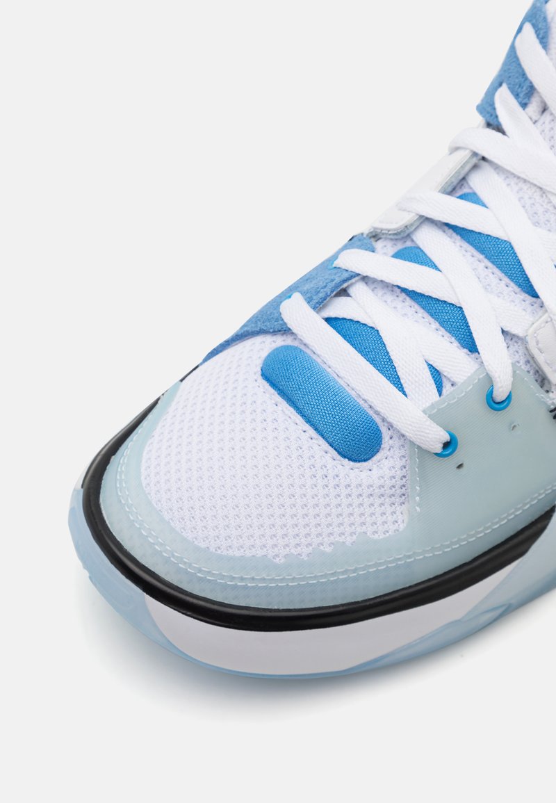 Zapatilla deportiva en azul claro y blanco que cuenta con una parte superior de malla, puntera redonda, cordones prominentes y suela de goma negra. Los acentos incluyen un collar acolchado.
