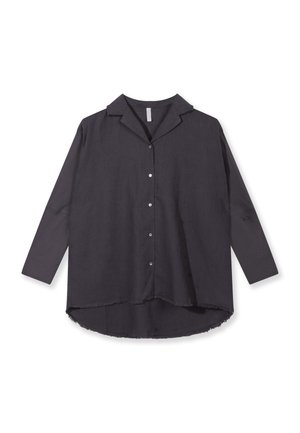 Chemise gris foncé à manches longues, boutonnée, avec col, ourlet arrondi et détail de bord brut en bas, posée à plat sur un fond blanc.