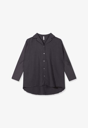 Chemise gris foncé à manches longues, boutonnée, avec col, ourlet arrondi et détail de bord brut en bas, posée à plat sur un fond blanc.