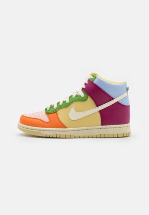 Højtop sneaker med en hvid Nike swoosh, der har orange, pink, grøn, gul, lilla og lyseblå paneler, hvide snørebånd og en spraglet sål.