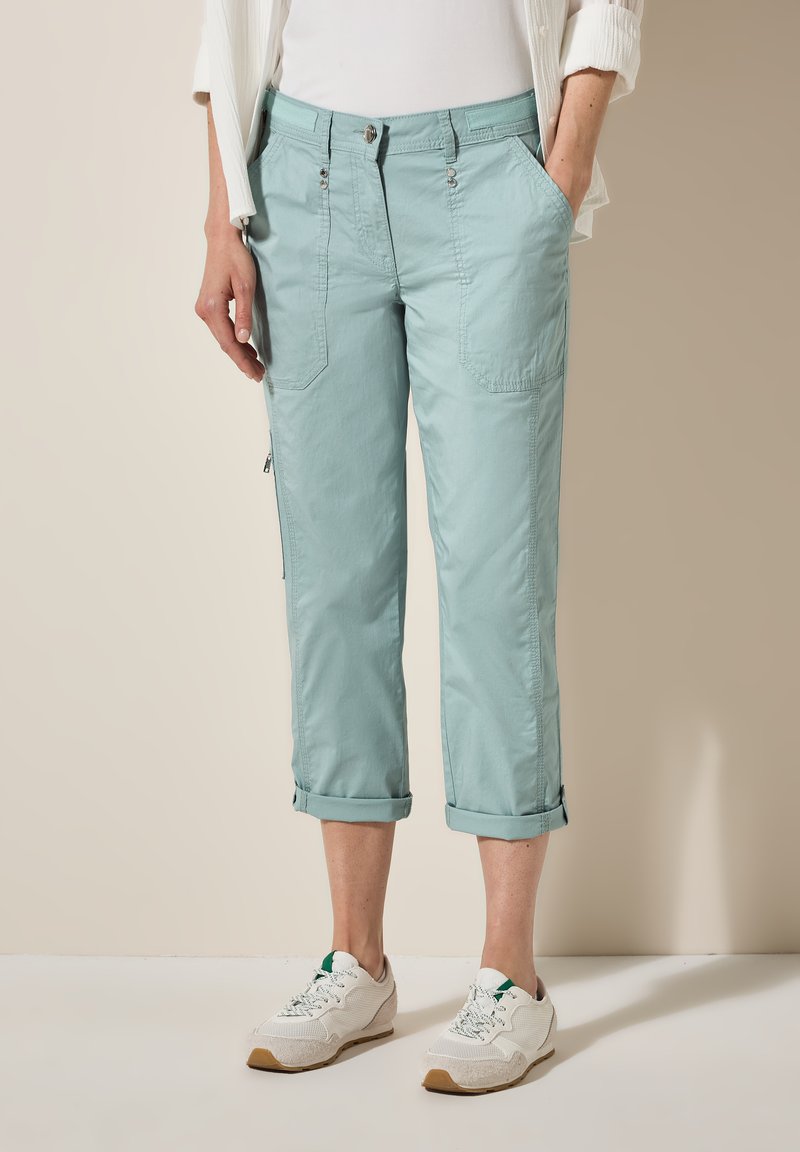 Pantalones cortos de color azul claro con puños doblados, que cuentan con bolsillos delanteros y cremalleras, hechos de una tela suave y ligera.
