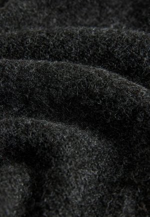 Černá vlněná tkanina s měkkým, texturovaným povrchem. Materiál vykazuje jemné vlákna, což vytváří mírně sametový vzhled s přirozenými variacemi.