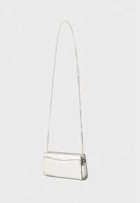 Borsa a tracolla argento in metallo realizzata in pelle, forma rettangolare, texture liscia e design semplice.
