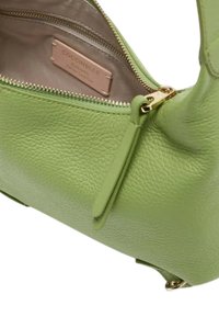 Borsa a mano in pelle verde con finitura testurizzata, hardware dorato, chiusura con cerniera e un morbido rivestimento interno. Etichetta con logo visibile all'interno.