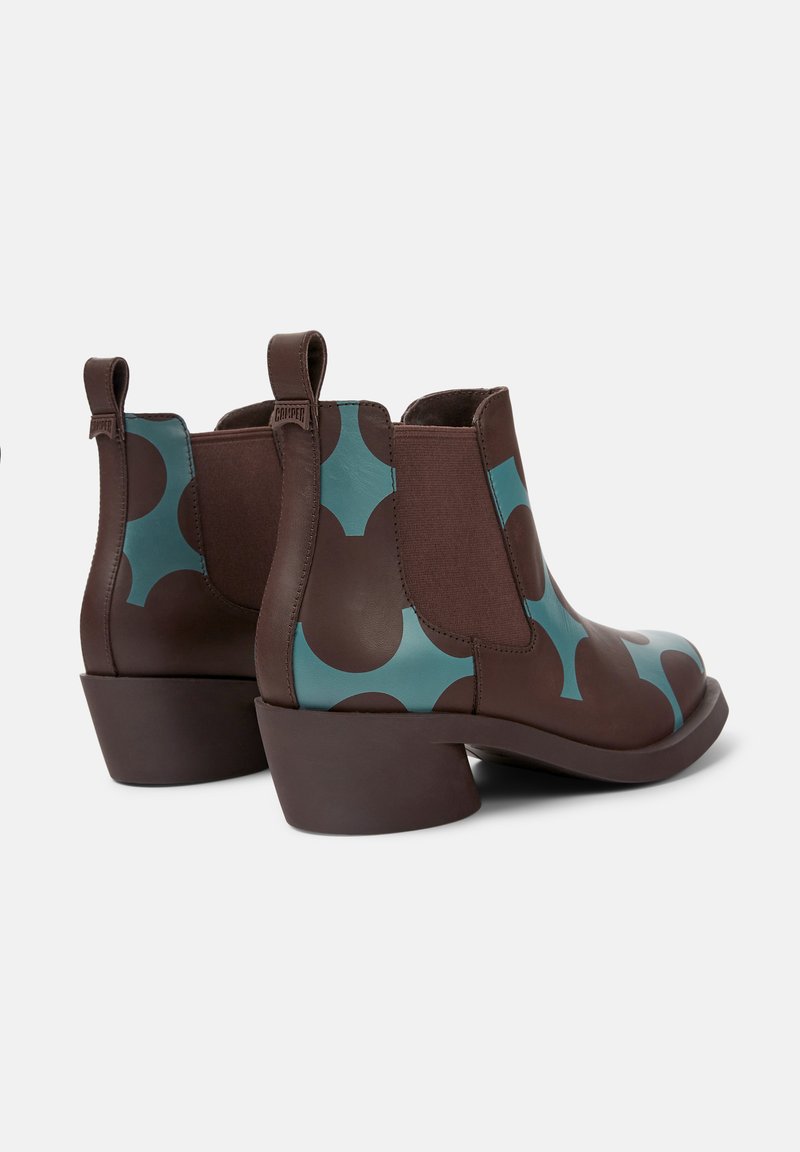 Braune Knöchelboots mit einem blauen Punktmuster, runde Zehenform und gestapeltem Absatz, aus einer Mischung aus Leder- und Stoffmaterialien gefertigt.