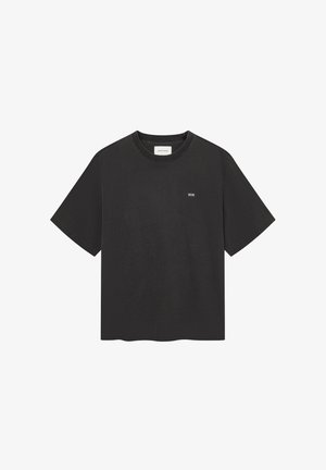 Juodas trumpomis rankovėmis marškinėlis iš minkšto medvilnės audinio. Turi apvalų kaklą ir mažą baltą "WWW" logotipą kairėje krūtinės pusėje. Paprastas dizainas.