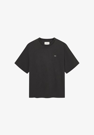 Svart t-skjorte med korte ermer laget av myk bomull. Har rund hals og en liten hvit "WWW"-logo på venstre bryst. Enkel design.