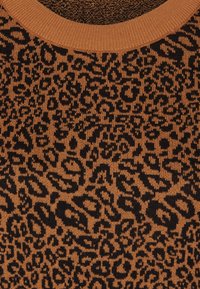 Leopardprint sweater in bruin- en zwarttinten, met een ribbelrand en een zachte textuur. Het patroon bevat vlekken van verschillende groottes.