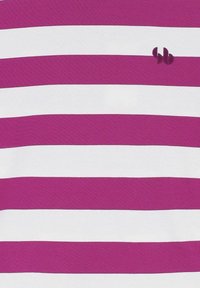 Paars en wit gestreepte stof, met brede horizontale strepen. Klein logo aan de rechterkant, nette afwerking en een soepele textuur.