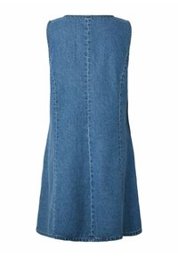Robe en jean bleu sans manches vue de dos, avec des coutures verticales visibles et un ourlet évasé arrivant au genou.