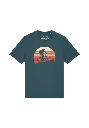 Dunkelgrünes T-Shirt mit kurzen Ärmeln und einem Vintage-Grafikdesign eines Radfahrers, der vor einem gestreiften Sonnenuntergang-Hintergrund fährt.