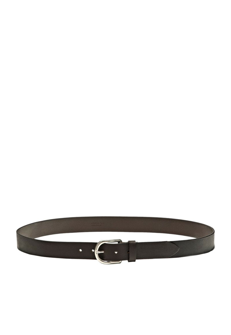 Ceinture en cuir brun avec une texture lisse, dotée d'une boucle en métal argenté et de cinq trous pour un ajustement taille. Design plat et simple.
