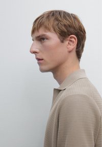 Massimo Dutti TEXTURED V-NECK SHORT SLEEVE - Polotričko - khaki