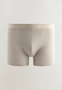 Beige Boxershorts mit passgenauer Form, ausgestattet mit einem breiten Bund mit einem geometrischen Muster in hellem Beige und einem dezenten Glanz auf dem Stoff.