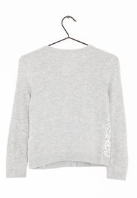 Grå tröja med långa ärmar, ribbad mudd och nederkant, med spetsdetaljer på sidan för extra textur. Standard rund halsringning.