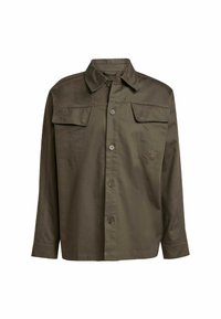 Camicia button-up verde oliva con colletto, due tasche frontali e dettagli di cucitura sui pannelli laterali. Realizzata in un tessuto resistente e testurizzato.
