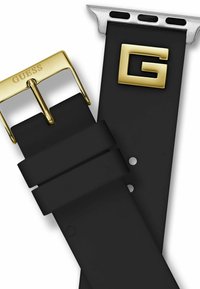 Brassard de montre en silicone noir avec boucle en métal doré gravée "GUESS" et accents en acier inoxydable. Comprend plusieurs trous d'ajustement pour la taille.