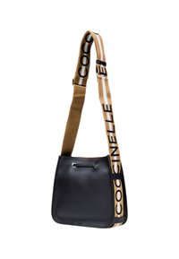 Borsa a spalla in pelle nera con una forma strutturata, dotata di una tracolla marrone chiaro contrassegnata da testo nero e hardware argentato per la chiusura.