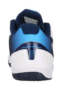 Valkoinen ja laivastonsininen urheilukenkä, jossa on teksturoitu päällinen ja sileä takapää. Varustettu sinisellä yksityiskohdalla ja "Drop-In Midsole" -merkinnällä kannan lähellä.