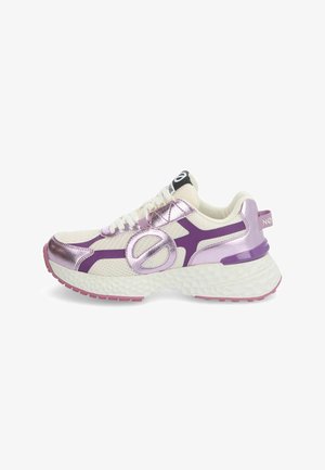 Sportlicher Sneaker mit einem Obermaterial aus weißem Mesh, metallischen Lavendelakzenten, lila Linien und einer strukturierten weißen Sohle mit rosafarbenen Details.