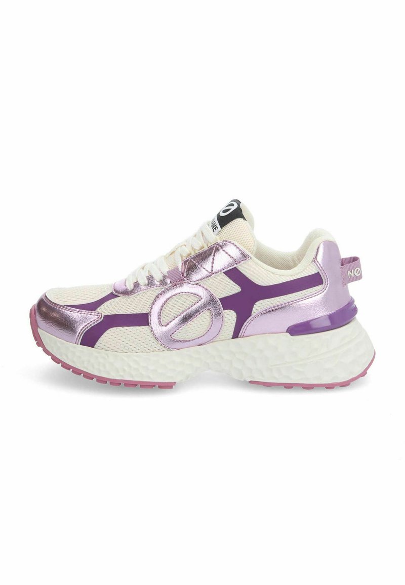 Atletische sneaker met een witte mesh bovenkant, metalen lavendelaccenten, paarse lijnen en een gestructureerde witte zool met roze details.