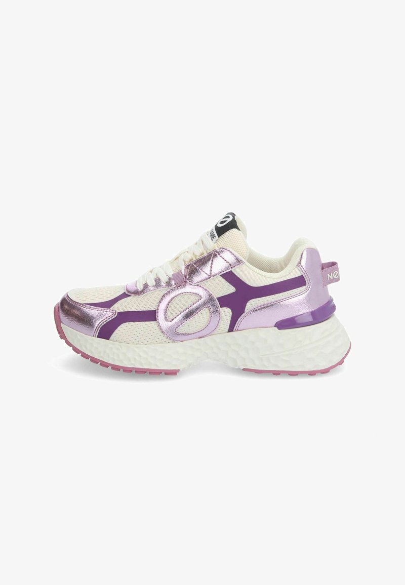 Baskets de sport avec une tige en maille blanche, des accents métalliques lavande, des lignes violettes et une semelle blanche texturée avec des détails roses.
