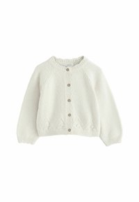 Hvid strikket cardigan med rund hals, der har en knaplukning foran, struktureret mønster og ribbede manchetter og kant.