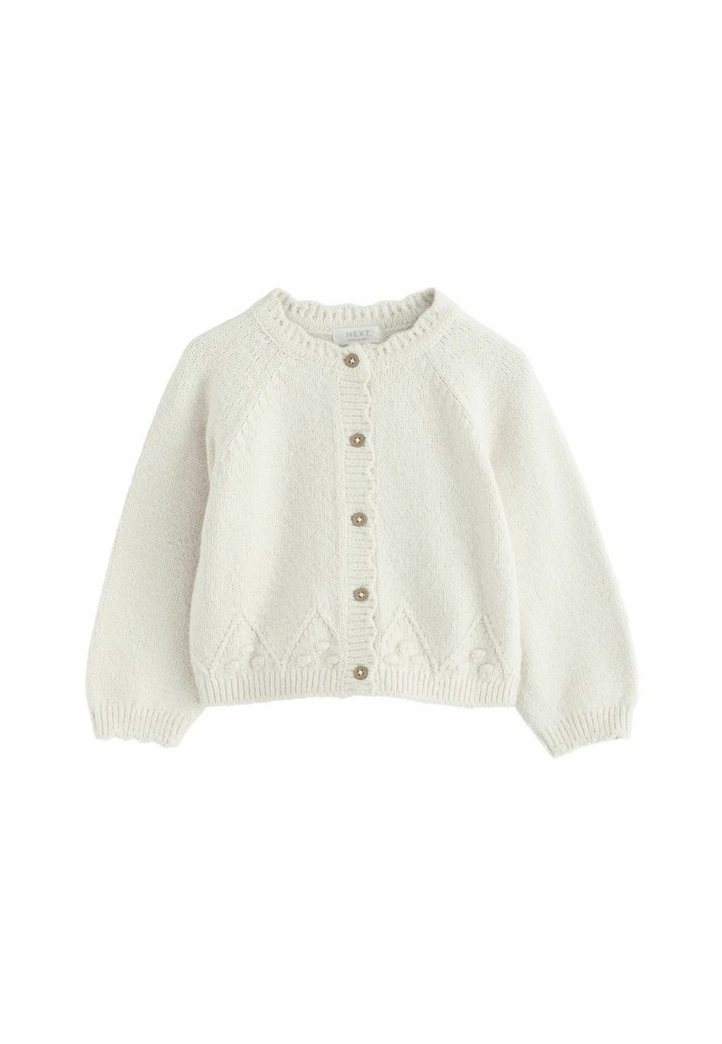 Hvid strikket cardigan med rund hals, der har en knaplukning foran, struktureret mønster og ribbede manchetter og kant.