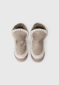 Zoccoli slip-on in suede grigio chiaro con cuciture crema lungo i bordi e morbida fodera in pelliccia, caratterizzati da una forma arrotondata e tacco basso.
