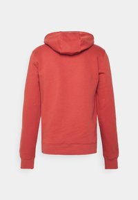 Rode katoenen hoodie met een trekkoord kap, lange mouwen en geribbelde manchetten. Gladde textuur en een effen kleurontwerp zonder versieringen.