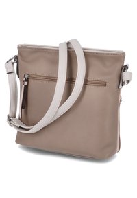 Borsa a tracolla in similpelle beige con una tracolla bianca, dotata di una tasca posteriore con zip e una superficie liscia.