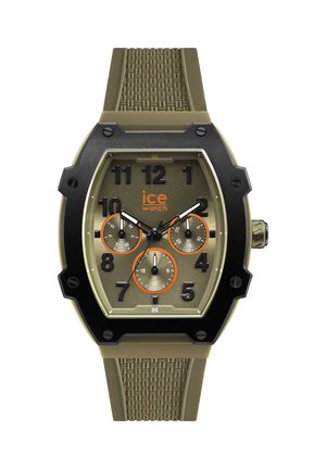 Montre kaki et noire avec un bracelet texturé, grands chiffres arabes, trois sous-cadrans et accents orange sur le cadran.