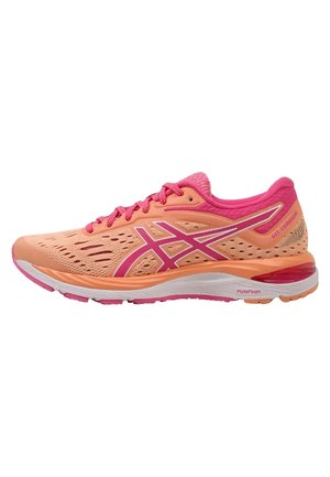 Jasno pomarańczowe i różowe buty do biegania Asics z cholewką z siateczki, różowymi sznurowadłami, amortyzowaną podeszwą i logo z boku.