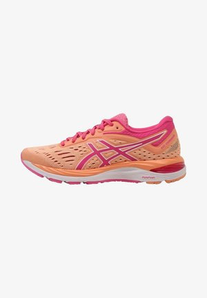 Jasno pomarańczowe i różowe buty do biegania Asics z cholewką z siateczki, różowymi sznurowadłami, amortyzowaną podeszwą i logo z boku.