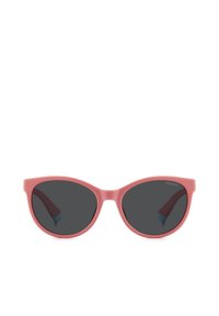 Occhiali da sole a forma di gatta in rosa con lenti scure. Realizzati in plastica opaca, presentano colori accento sulle braccia interne e un logo sulla montatura.