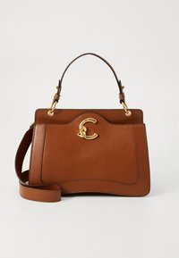 Borsa a tracolla in pelle marrone con forma strutturata, manico superiore e tracolla regolabile. Presenta un dettaglio hardware dorato a forma di lettera "C".