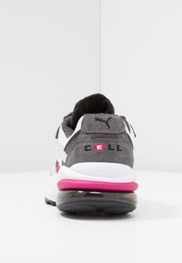 Le sneakers Puma CELL presentano una tomaia in suede e rete grigia, dettagli in rosa e nero, con una prominente intersuola bianca e un tallone trasparente.