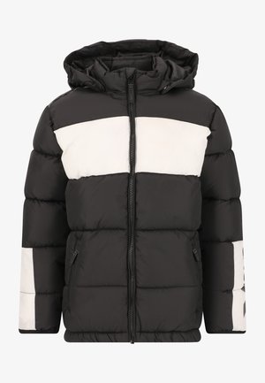 Doudoune noire avec une bande horizontale blanche sur la poitrine. Elle possède une fermeture éclair et une capuche, ainsi que des poches latérales zippées.