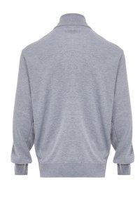 Pulover gri cu guler înalt, manșete și tiv răsucite. Textură moale cu o croială lejeră și material neted, fără modele sau accente.