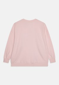 Różowa bluza z długim rękawem, ze ściągaczami przy rękawach i u dołu, gładka w dotyku, o prostym, czystym designie. Brak widocznych logo lub wzorów.