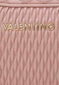 Valentino Bags FREQUENCY  - Rankinė per petį - cipria