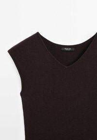 Tummanruskea ilman hihoja oleva paita, joka on valmistettu hienosta neulekankaasta. Ominaisuuksiin kuuluu V-pääntie ja muotoillut olkapäät. Tagi näkyvissä sisällä.