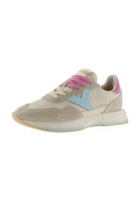 Beige sneaker met suède neus, blauw zijlogo, roze hiel en veters, en beige veters op een witte achtergrond.