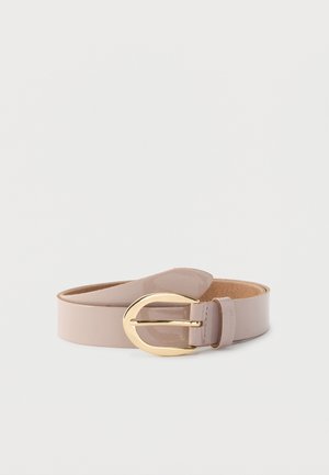 Cintura in pelle beige lucida arrotolata con grande fibbia dorata arrotondata su sfondo bianco.