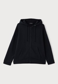 Crna zip-up dukserica izrađena od mekane tkanine. Ima podstavljenu kapu, prednje džepove i opušteni kroj sa rebrastim manžetama i rubom.