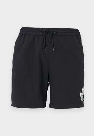 Schwarze Badeshorts aus leichtem Material, mit einem elastischen Bund und Kordelzug sowie einem weißen grafischen Detail am linken Bein.