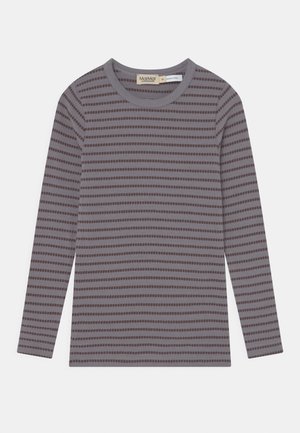 Chemise grise à manches longues avec des rayures horizontales foncées en pointillés, col rond et étiquette à l'intérieur du col.