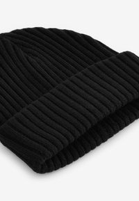 Bonnet en tricot noir avec une texture côtelée et un revers. Fabriqué en matériau doux et chaud, présentant un motif uniforme sur l'ensemble.