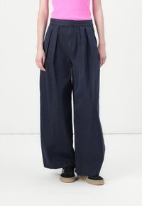 Marineblaue weit geschnittene Hose aus leichtem Stoff, mit vorderen Falten, einem glatten Taillenbund und einer lockeren Silhouette.